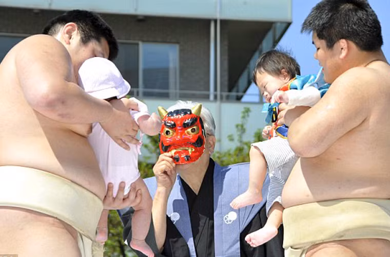 Tuy nhiên, không phải lúc nào sự việc cũng diễn ra như mong đợi. Nhiều trẻ bạo gan thậm chí còn bật cười khi tham gia. Lúc này, võ sĩ sumo buộc phải dùng đến các loại mặt nạ để tiếp tục cuộc thi.