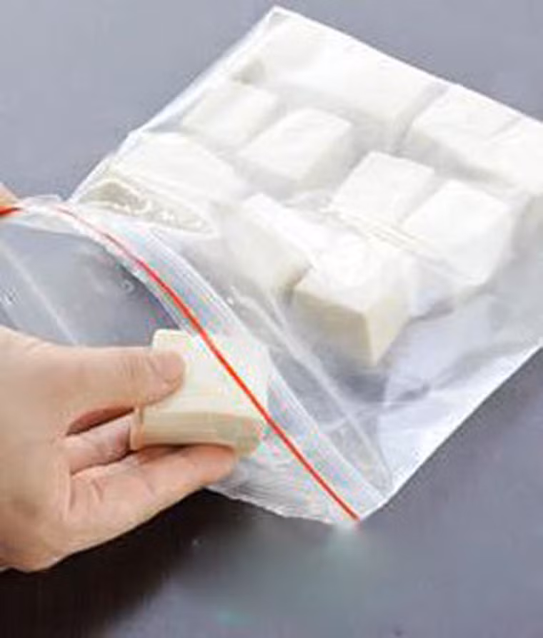 Nếu mua quá nhiều không dùng hết, để bảo quản đậu phụ cho bữa ăn sau bạn nên cho chúng vào túi ni lông, bóp hết khí rồi buộc chặt. Đặt vào ngăn đá tủ lạnh, đậu phụ đông lạnh có thể bảo quản tới 6 tháng.