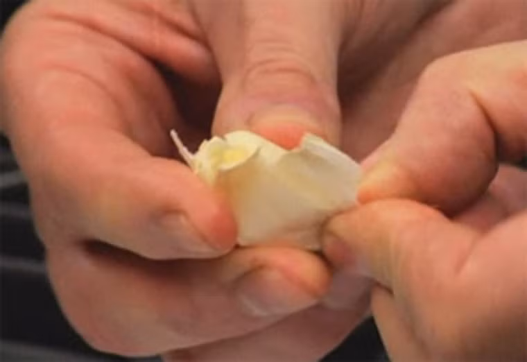 Bóc tỏi siêu tốc. Với một vài nhánh tỏi, dùng dao để tách vỏ không hề hấn gì song một lượng lớn sẽ chiếm của bạn khối thời gian không nhỏ. Ngoài việc dùng dao đập dập, chị em có thể cắt bỏ lớp dễ rồi đưa vào lò vi sóng quay 10 giây. Hơi nước bốc ra từ tép tỏi sẽ khiến phần vỏ tách ra dễ dàng.