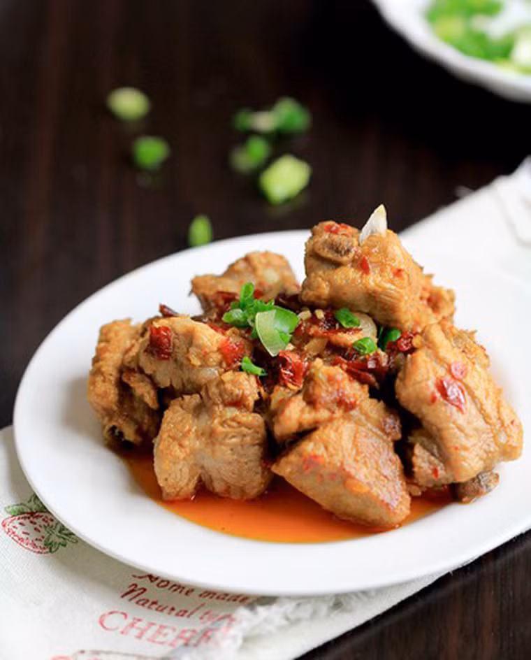 Bên cạnh đó, bạn có thể chế biến món sườn om tỏi lạ miệng.