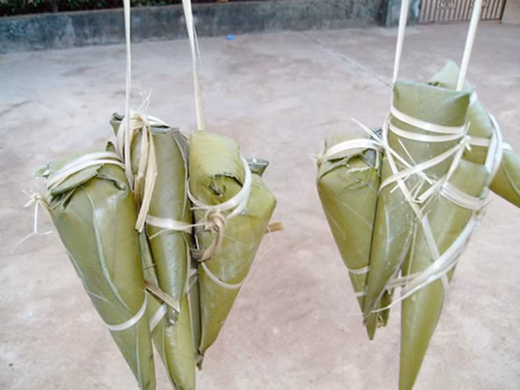  Cooc mò. Cooc mò có nghĩa là sừng bò, cái tên lạ lùng bắt nguồn từ hình dáng đặc biệt, có chóp nhọn giống như chiếc sừng bò. Bánh là đặc sản, món truyền thống không thể thiếu trong dịp đầy tháng, thôi nôi của người Tày vùng Võ Nhai, Thái Nguyên.