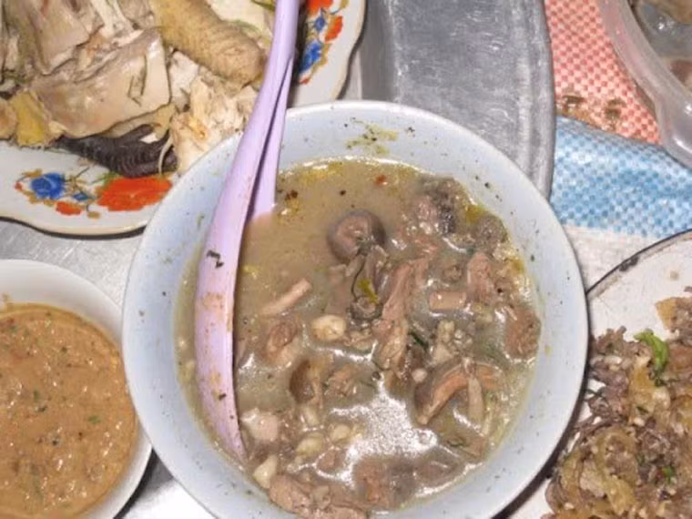 Theo tiếng Thái, nậm pịa còn được hiểu là món canh từ chất sền sệt trong ruột non bò. Dù “kém sắc” và khá khó ngửi song nhờ hương vị độc đáo, nậm pịa vẫn là món ăn được bà con dân tộc Thái yêu thích.