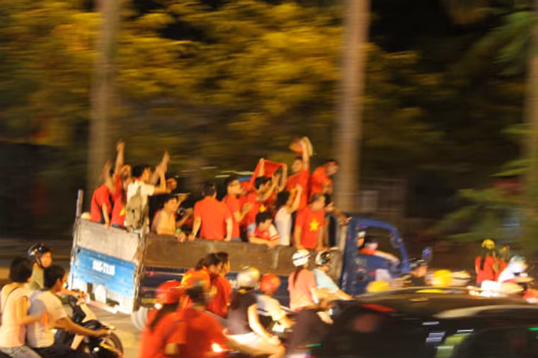 Một nhóm cổ động viên hát vang bài ca ca ngợi chủ tịch Hồ Chí Minh sau trận đấu.