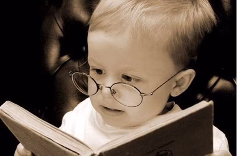 Đồ chơi liên quan đến các hoạt động ở bàn tay. Đây là món đồ chơi hàng đầu các bậc cha mẹ nên sắm cho con. Khi làm quen với người bạn này, tay liên tục cử động, kích thích não hoạt động để khám phá. Từ đó hình thành nên thói quen tư duy cho bé.