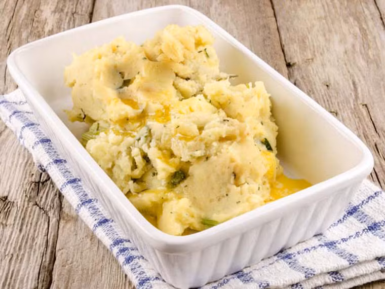 Khoai tây xay nhuyễn với khoai lang. Để tăng hương vị cho món ăn, thay vì nghiền nát khoai tây với tỏi, chị em nên thử làm món khoai tây nghiền kết hợp với khoai lang. Nếu như khoai tây mang lại cảm giác tuyệt ngon thì khoai lang được đánh giá rất có lợi cho cơ thể.