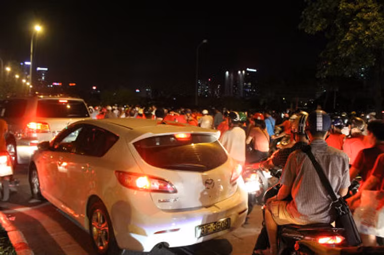 Tình trạng tắc đường kéo dài từ cổng sân vận động Mỹ Đình đến hết đoạn đường Lê Đức Thọ.