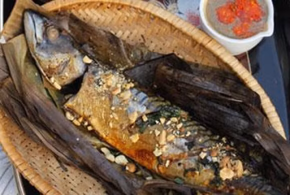 Cá nướng úp chậu tuyệt ngon khi thưởng thức cùng nước chấm pha gừng vừa cay vừa bùi, phảng phất mùi rơm nếp, lá chuối trong cái rét ngọt đầu xuân.