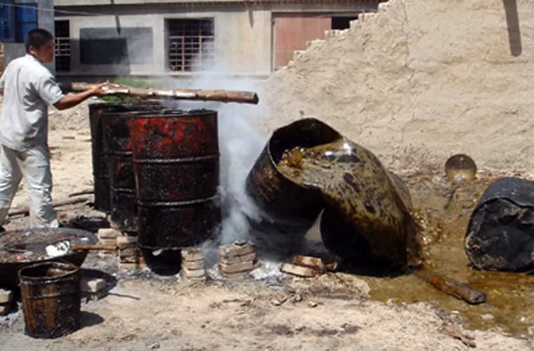 “Dầu cống” hiểu đơn giản loại dầu ăn được lấy từ cống rãnh, nó còn được biết đến với thuật ngữ Gutter Oil. Để đưa những thứ bầy nhầy, rác thải vớt lên từ ống cống quay trở lại bàn ăn, những người tham gia tái chế chỉ thực hiện vài thao tác đơn giản.