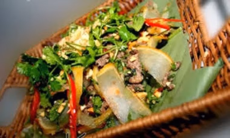 Sự đặc biệt của nộm da trâu là cảm giác đanh đanh, chua nhẹ cùng hương thơm quyến rũ của các gia vị ăn kèm. Món ăn càng tuyệt vời hơn nếu được nhâm nhi cùng vò rượu vùng cao.