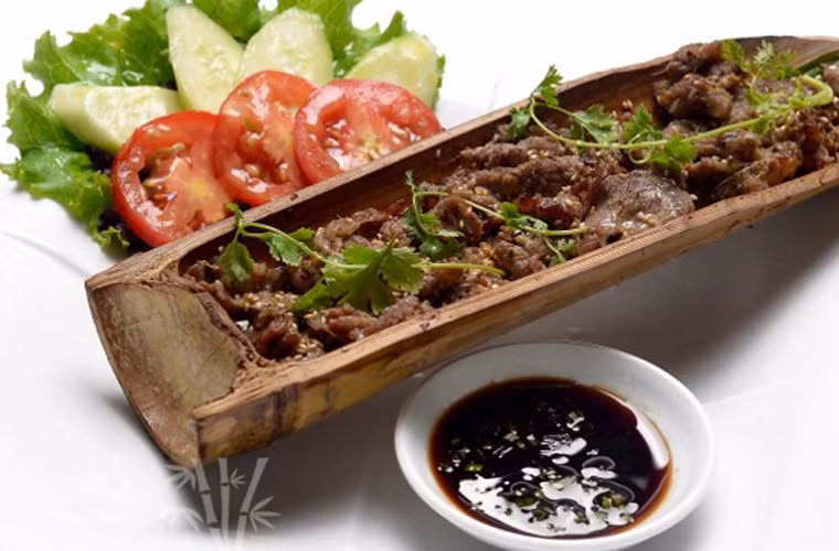 Khi ngồi vào mâm, bạn chỉ cần dùng dao chẻ đôi ống tre giống như chẻ ống cơm lam, gỡ từng thớ thịt chấm cùng gia vị. Thịt nướng kiểu này không bị mất nước, đậm đà, phảng phất mùi thơm thoang thoảng của thịt trâu và tre tươi.