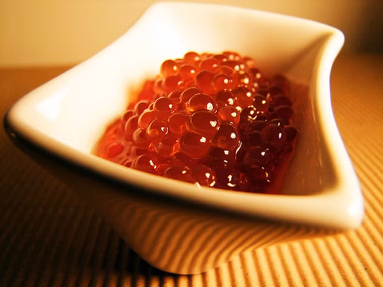 Trứng cá. Trứng cá là nguồn cung cấp DHA và EPA (một loại axit béo omega – 3) tự nhiên dồi dào có tác dụng ngừa ung thư hiệu quả. Trong các loại trứng, trứng cá tuyết, cá hồi được đánh giá giàu axit béo omega – 3 hơn cả.