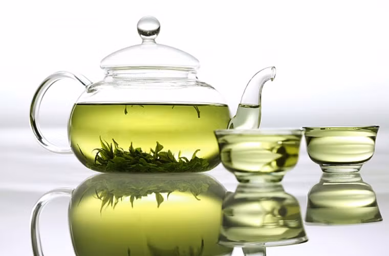 Trà xanh. Ngoài tác dụng giảm cân được nhiều người biết đến, dưỡng chất trong trà xanh còn có tác dụng ngăn ngừa ung thư tuyến tụy và nhiều loại ung thư khác. Đặc biệt, tác dụng này thể hiện ở phụ nữ rõ rệt hơn so với nam giới. Theo đó, phụ nữ uống trà xanh giúp giảm tới 50% nguy cơ ung thư tuyến tụy trong khi nam giới có thể giảm khoảng 37%.