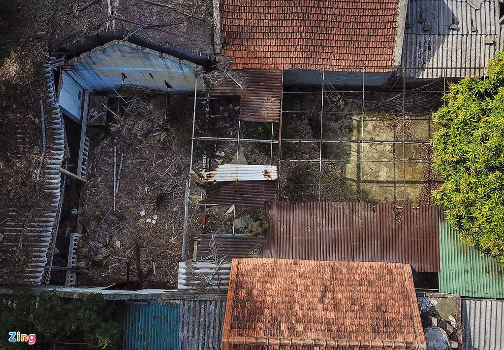 Nhiều hàng quán, điểm lưu trú đã chuyển hướng kinh doanh và dời đi nơi khác, bỏ lại cơ sơ vật chất dần hoang tàn theo thời gian.