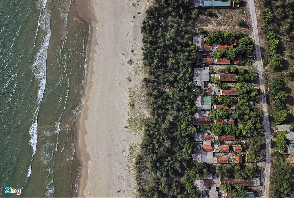 Hàng trăm lô đất ở 2 xã Xuân Thành và Xuân Yên dọc theo bãi biển trở thành điểm lưu trú, hàng quán. Tuy nhiên, hơn 3 năm trở lại đây, khu du lịch bãi tắm Xuân Thành cũng như các xã lân cận trở nên hoang vắng, đìu hiu. Các dịch vụ tắm biển, ăn uống hải sản không còn đông đúc như trước.