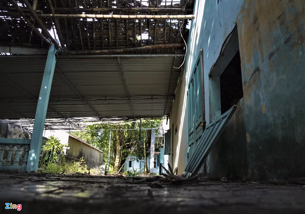 Không có người sinh sống, điểm lưu trú này hư hỏng nặng, chờ sập.