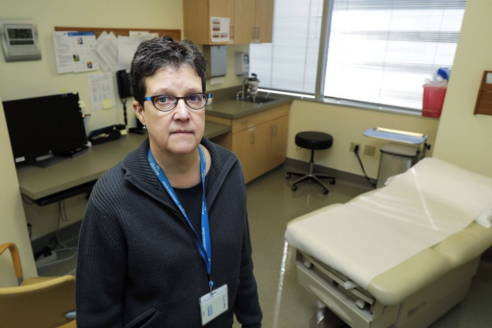 Bắt đầu những gì được xem là thử nghiệm "lần đầu trên người" là việc có ý nghĩa hệ trọng trong giới khoa học, song bà Jackson nói không khí bao trùm nhóm của bà là "trầm lắng". Họ đã chạy đua với thời gian để sẵn sàng cho việc thử nghiệm vaccine tại một nơi bị dịch bệnh ảnh hưởng sớm nhất và nặng nhất nước Mỹ.