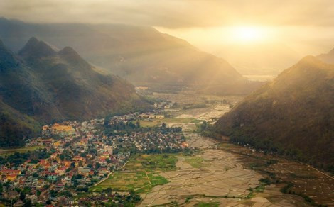 Cách Hà Nội không xa là Mai Châu, Hòa Bình cũng rất đẹp mỗi mùa thu đến. Vào mùa thu, cả thị trấn Mai Châu yên bình, hoáng mát. Ảnh: didauchoigi.