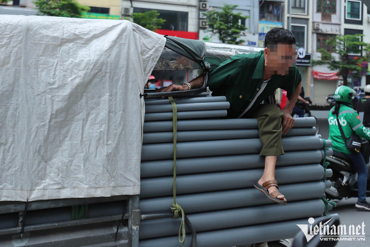 Xe 3 banh chat hang nhu ‘lo cot’, bi xu phat tai xe do tai muu sinh-Hinh-5