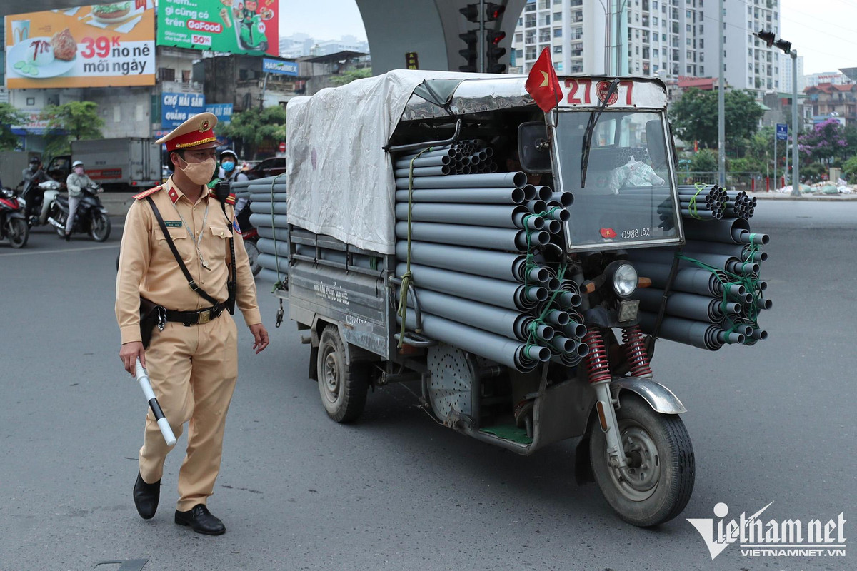 Xe 3 banh chat hang nhu ‘lo cot’, bi xu phat tai xe do tai muu sinh