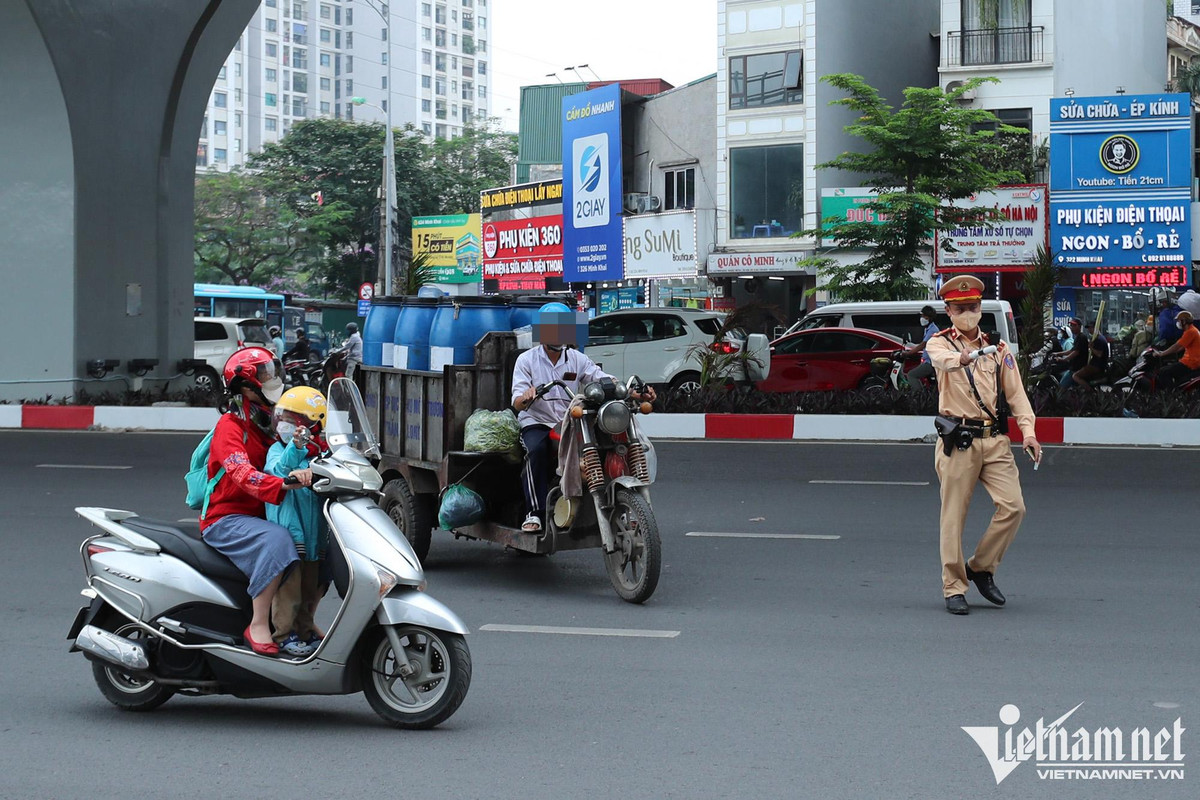 Xe 3 banh chat hang nhu ‘lo cot’, bi xu phat tai xe do tai muu sinh-Hinh-3