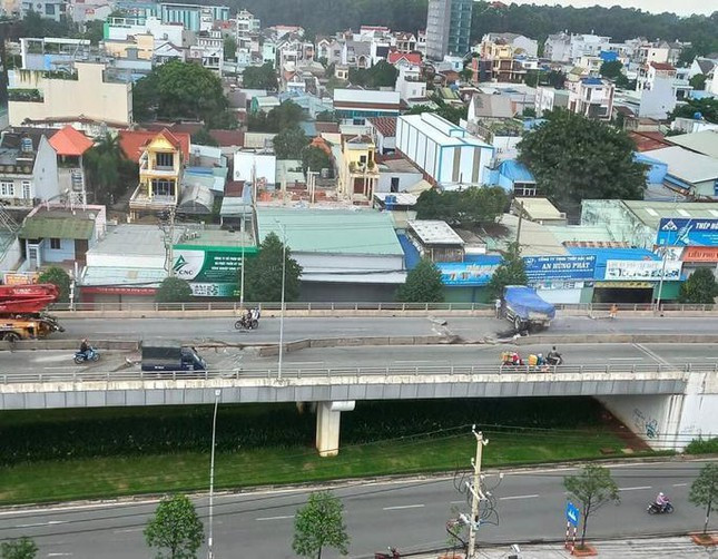 Kinh hai xe ben suyt roi tu cau vuot xuong duong dong phuong tien