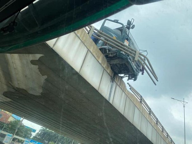 Kinh hai xe ben suyt roi tu cau vuot xuong duong dong phuong tien-Hinh-2