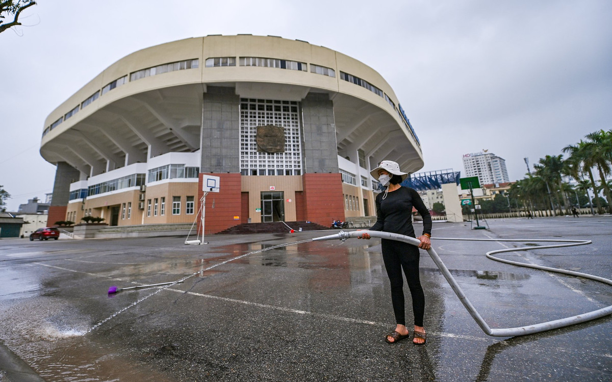 Công nhân đang vệ sinh các khu vực khán đài, sân bên ngoài cung thể thao. Một số hạng mục được nâng cấp, sửa chữa các hạng mục đảm bảo tính thẩm mỹ và an toàn.