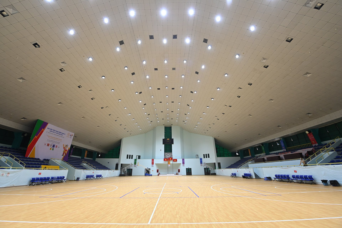 Không chỉ bố trí các phòng ốc rộng rãi, nhà thi đấu Hoàng Mai còn tạo nên chất riêng khi đã cho thi công khu vực khởi động ngoài trời thoáng mát cho các VĐV với tấm nền cao cấp.