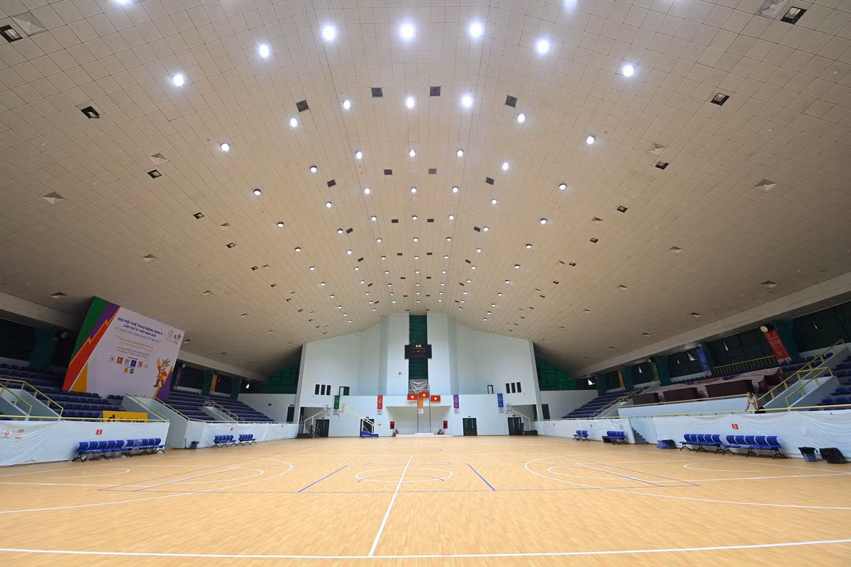 Không chỉ bố trí các phòng ốc rộng rãi, nhà thi đấu Hoàng Mai còn tạo nên chất riêng khi đã cho thi công khu vực khởi động ngoài trời thoáng mát cho các VĐV với tấm nền cao cấp.