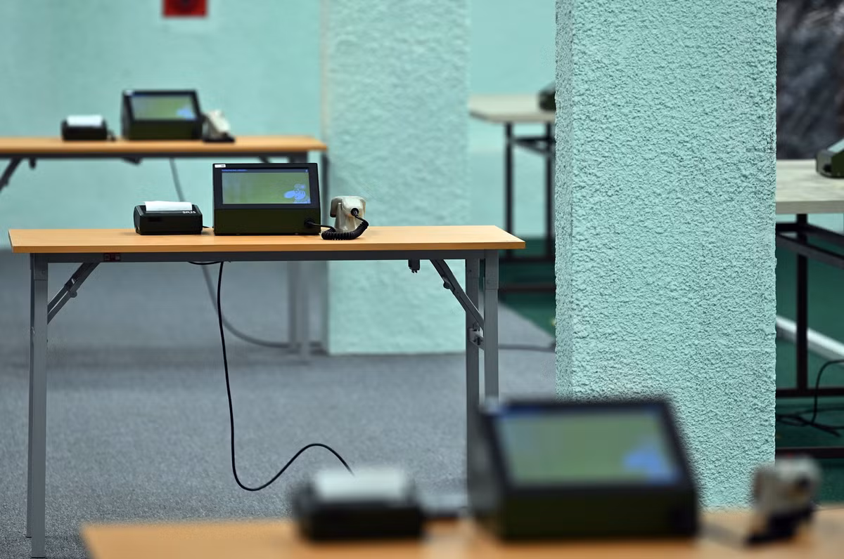 Các trường bắn cho từng nội dung đều khoác lên mình bộ áo mới khi được sơn sửa lại. Toàn bộ hệ thống bia điện tử cũng được lắp đặt xong tại các trường bắn. Toàn bộ thiết bị được nhập của hãng SIUS, Thụy Sĩ. Đây là hãng duy nhất được Liên đoàn Bắn súng Quốc tế cho phép sử dụng tại mọi giải đấu quốc tế.