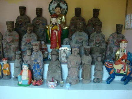 Tượng thần phật cũ. Nhiều người thường có thói quen trưng tượng Thần Tài, Di lạc, hoặc có ngậm tiền, tỳ hưu... để mang lại may mắn cho gia đình mình. Tuy nhiên, với những món đồ này bạn nên tự tay đi mua như vậy mới mang lại may mắn. Còn nếu bạn được ai đố cho đồ đã qua sử dụng, hoặc bạn vô tình thấy người ta bỏ đi hoặc đánh rơi rồi mang về dùng... thì dễ mang lại nhiều phiền toái. 