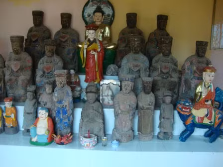 Tượng thần phật cũ. Nhiều người thường có thói quen trưng tượng Thần Tài, Di lạc, hoặc có ngậm tiền, tỳ hưu... để mang lại may mắn cho gia đình mình. Tuy nhiên, với những món đồ này bạn nên tự tay đi mua như vậy mới mang lại may mắn. Còn nếu bạn được ai đố cho đồ đã qua sử dụng, hoặc bạn vô tình thấy người ta bỏ đi hoặc đánh rơi rồi mang về dùng... thì dễ mang lại nhiều phiền toái. 