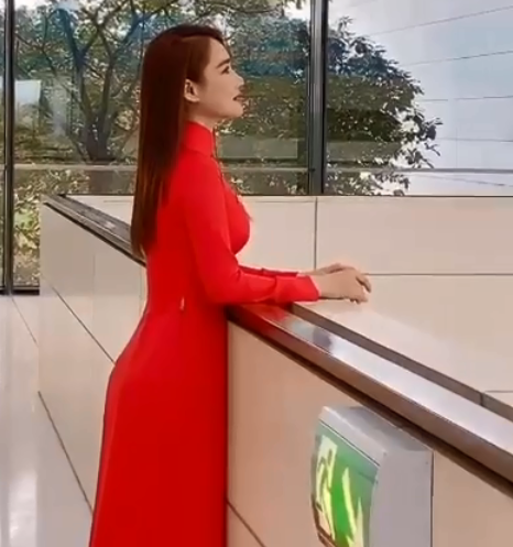 Team qua đường zoom cận nhan sắc Nhã Phương, body ra sao? Team qua duong zoom can nhan sac Nha Phuong, body ra sao?