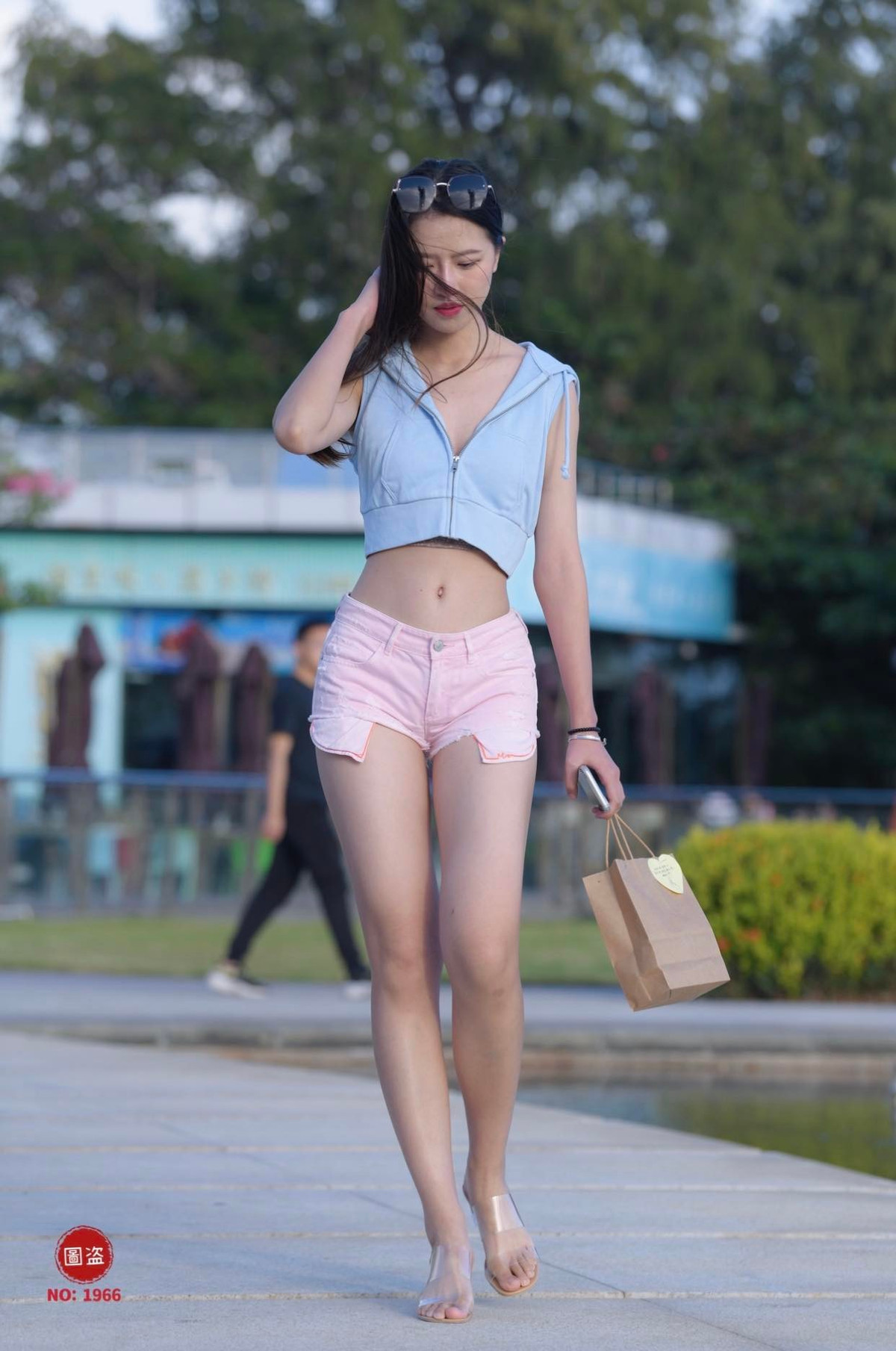 Co gai mac quan hot pants dep nhung lai mat diem vi dieu nay-Hinh-2