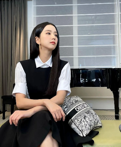 Từng bị chê nhạt, Jisoo giờ đây chỉ chuộng đen trắng vẫn gây sốt Tung bi che nhat, Jisoo gio day chi chuong den trang van gay sot