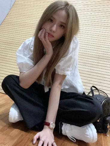 Từng bị chê nhạt, Jisoo giờ đây chỉ chuộng đen trắng vẫn gây sốt - Hình 4 Tung bi che nhat, Jisoo gio day chi chuong den trang van gay sot-Hinh-4