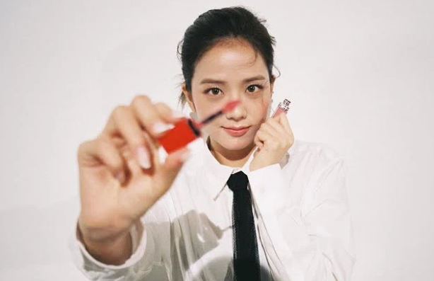 Từng bị chê nhạt, Jisoo giờ đây chỉ chuộng đen trắng vẫn gây sốt - Hình 10 Tung bi che nhat, Jisoo gio day chi chuong den trang van gay sot-Hinh-10