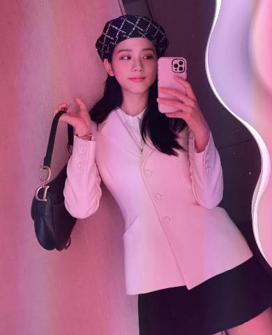 Từng bị chê nhạt, Jisoo giờ đây chỉ chuộng đen trắng vẫn gây sốt - Hình 2 Tung bi che nhat, Jisoo gio day chi chuong den trang van gay sot-Hinh-2