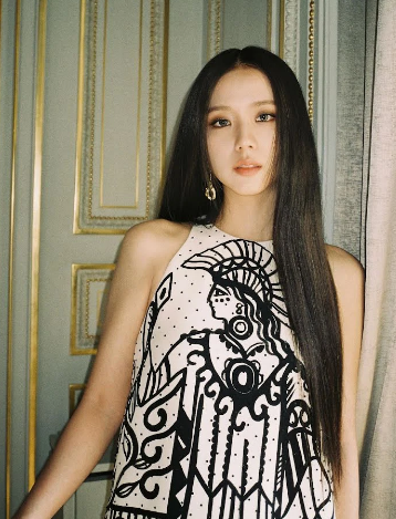 Từng bị chê nhạt, Jisoo giờ đây chỉ chuộng đen trắng vẫn gây sốt - Hình 7 Tung bi che nhat, Jisoo gio day chi chuong den trang van gay sot-Hinh-7