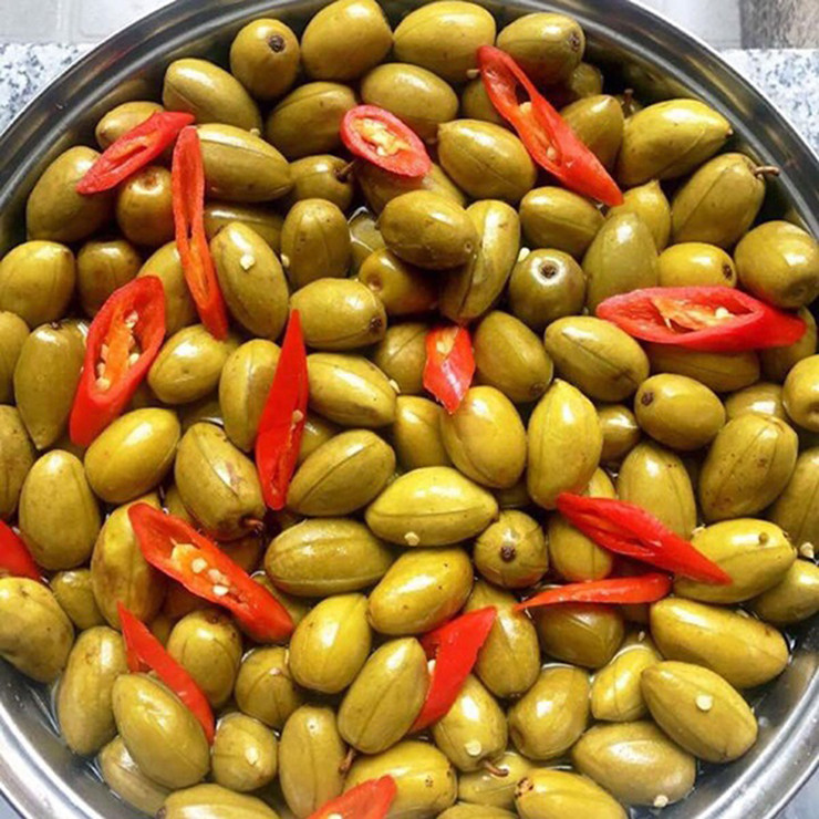 Trái cà na khi chín có màu vàng nhạt, vị chua, vào mùa khoảng tháng 6 đến tháng 8 âm lịch hàng năm