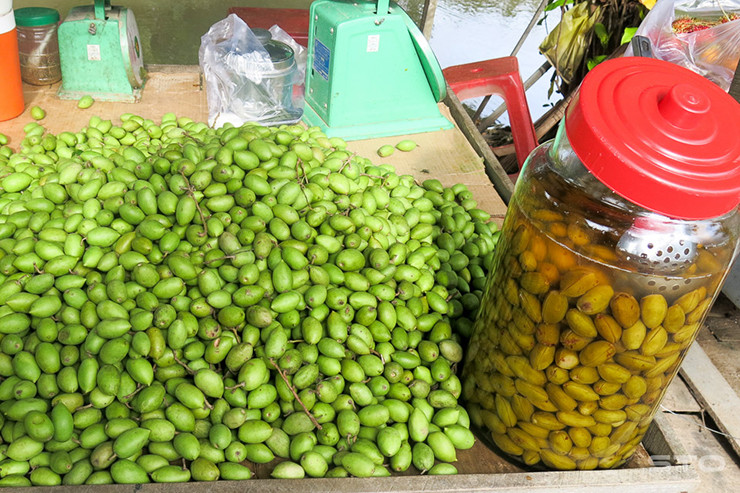 Còn bây giờ, vì mang lại thu nhập nên bà con miền Tây trồng cà na để bán