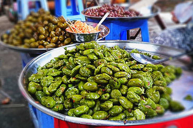 Theo đó, người bán chia cà na thành túi, bán sỉ lẻ trên chợ mạng