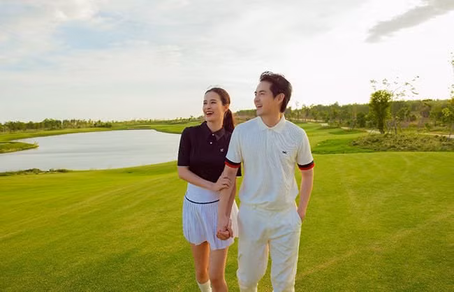 Thời trang đồng điệu của các cặp vợ chồng Vbiz khi đến sân golf - Hình 2 Thoi trang dong dieu cua cac cap vo chong Vbiz khi den san golf-Hinh-2