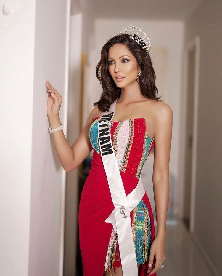 Mỹ nhân Việt và váy thổ cẩm: HHen Niê đẹp xuất sắc - Hình 8 My nhan Viet va vay tho cam: HHen Nie dep xuat sac-Hinh-8