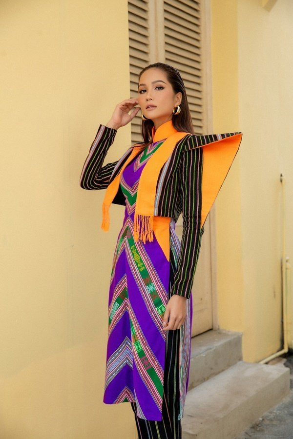Mỹ nhân Việt và váy thổ cẩm: HHen Niê đẹp xuất sắc - Hình 3 My nhan Viet va vay tho cam: HHen Nie dep xuat sac-Hinh-3