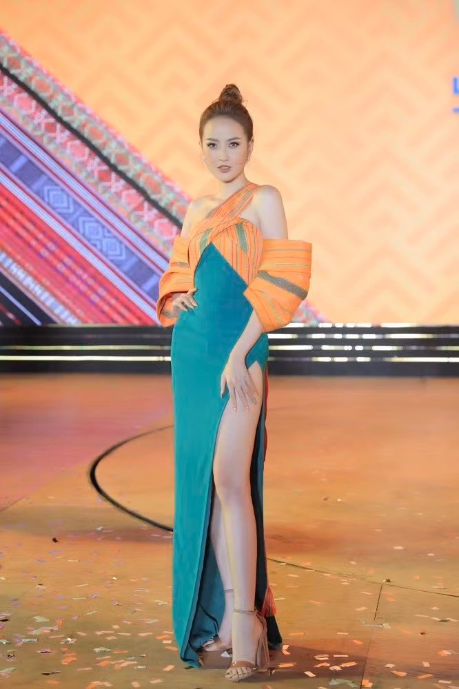 My nhan Viet va vay tho cam: HHen Nie dep xuat sac-Hinh-12