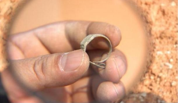 Chiếc đồng hồ được làm bằng kim loại, kim giờ và phút trên đó dừng lại ở mốc thời gian 10 giờ 6 phút. Điều kỳ lạ là đồng hồ chưa từng xuất hiện trong thời đại nhà Thanh, một chuyên gia cho biết.