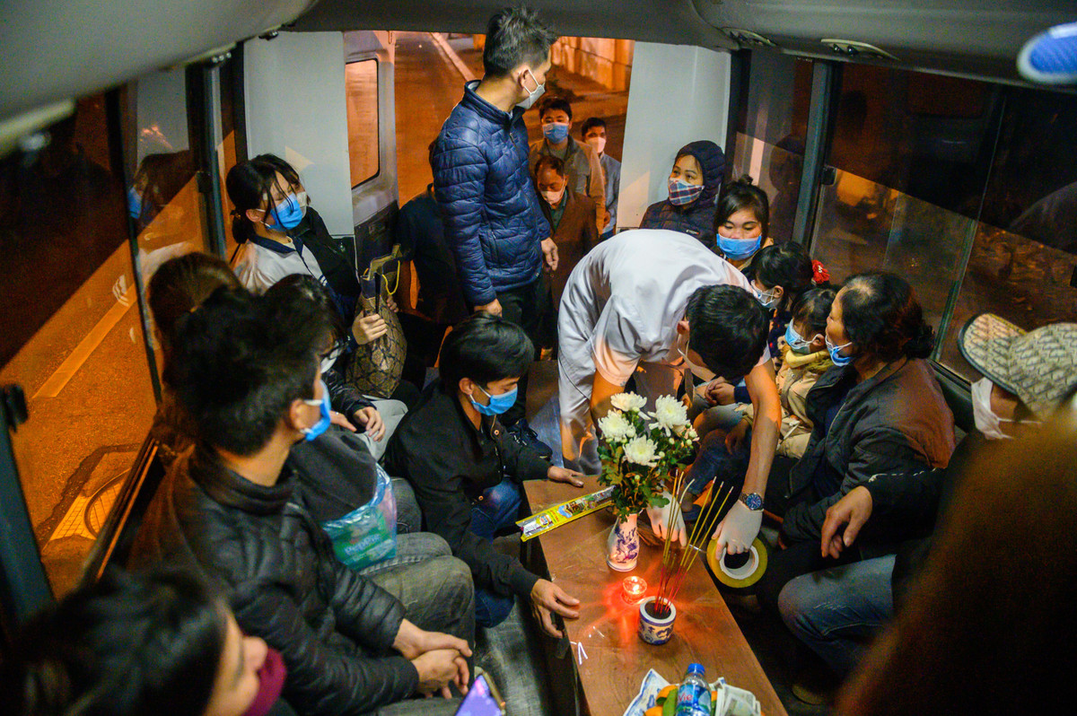 Rời khỏi bệnh viện, xe tang đưa thi thể của bé A. đi hỏa thiêu tại Ba Vì. Sau đó, người thân sẽ đưa tro cốt về an táng tại quê nhà Thạch Thất.