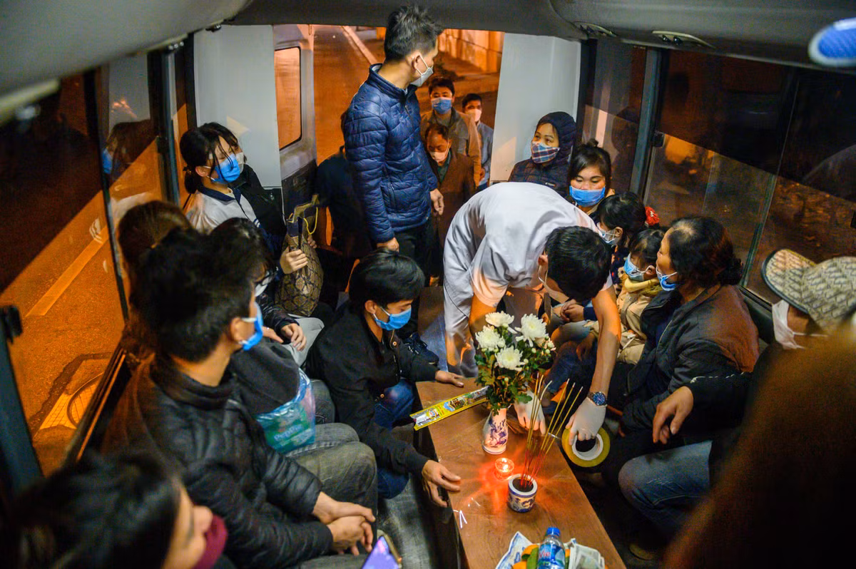 Rời khỏi bệnh viện, xe tang đưa thi thể của bé A. đi hỏa thiêu tại Ba Vì. Sau đó, người thân sẽ đưa tro cốt về an táng tại quê nhà Thạch Thất.