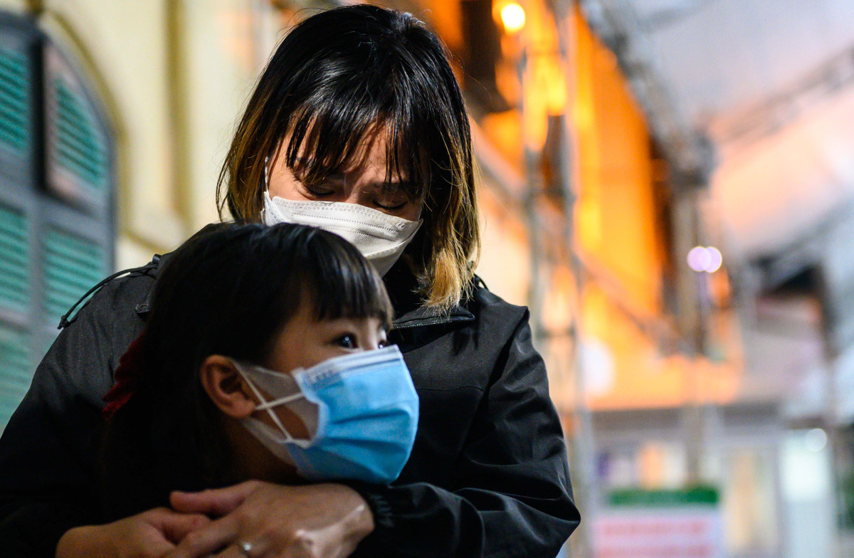 "Lại đây với mẹ, đừng sợ", Luyến (mẹ A.) nói, gọi cô con gái cả. Người phụ nữ này thường xuyên mất bình tĩnh, nước mắt không ngừng rơi. "Tôi nhận tin lúc chập tối rồi lập tức đến viện. Tôi trách bản thân, trách Huyên khi đã gây đau khổ cho A.", mẹ bé gái vừa nói vừa khóc.